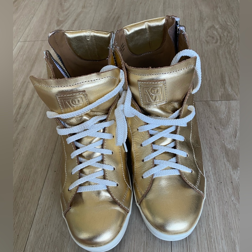Pour La Victoire Gold and White Leather Shoes